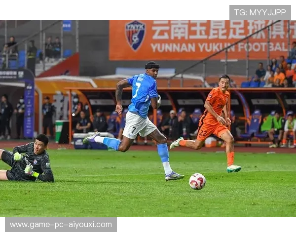 深圳新鹏城边路穿插制造射门机会